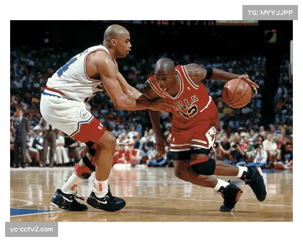 特写：麦迪逊在定位球战术前的手势，如何指挥队友的跑动线路