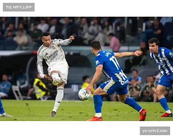 终场哨响，皇马球员拥抱庆祝关键胜利